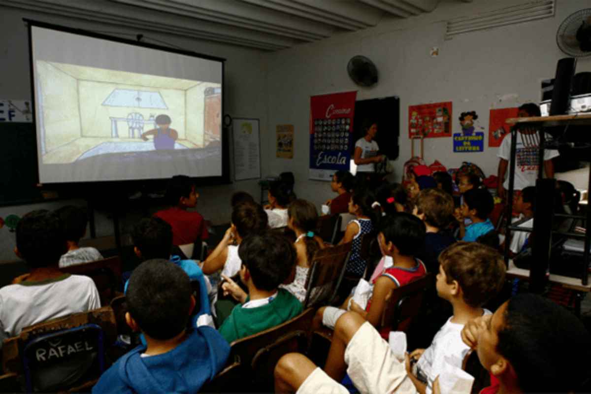 Relação entre Cinema e Educação: Explorando o Poder Transformador do Cinema na Sala de Aula